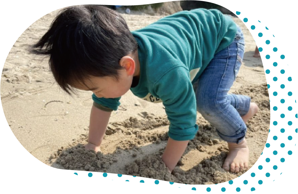 砂浜で遊んでいる子どもの写真